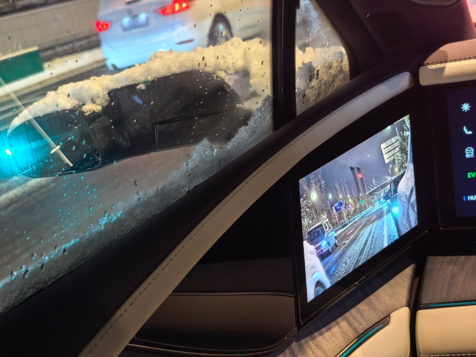 在雨雪天气的情况下，电子后视镜的优势一下就显露无疑，就是刚开始可能要习惯几天，习