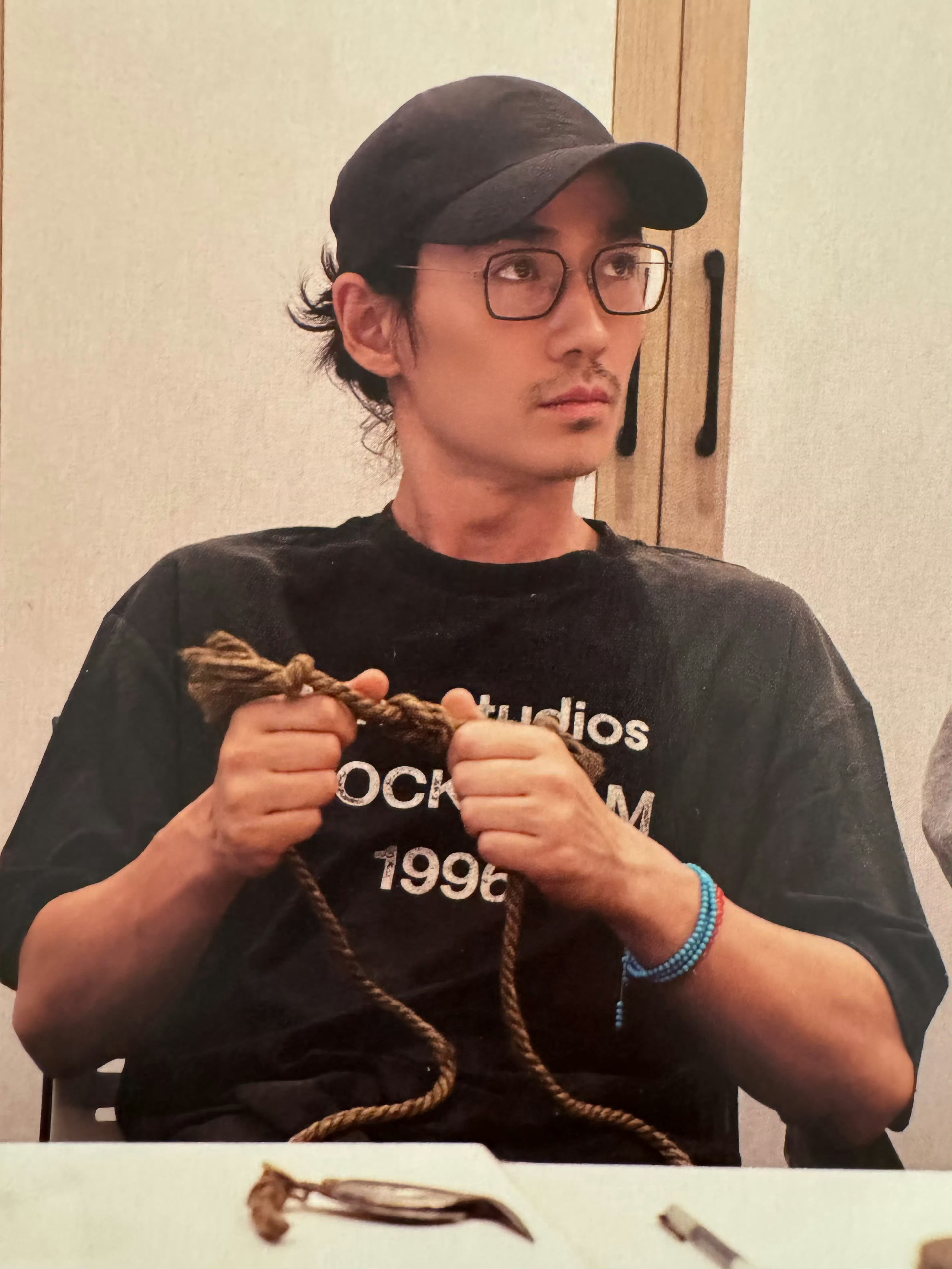 "一龙由于之前拍戏受了挺严重的伤，差点接不了这部戏。他的团队和家人都劝他别再接高