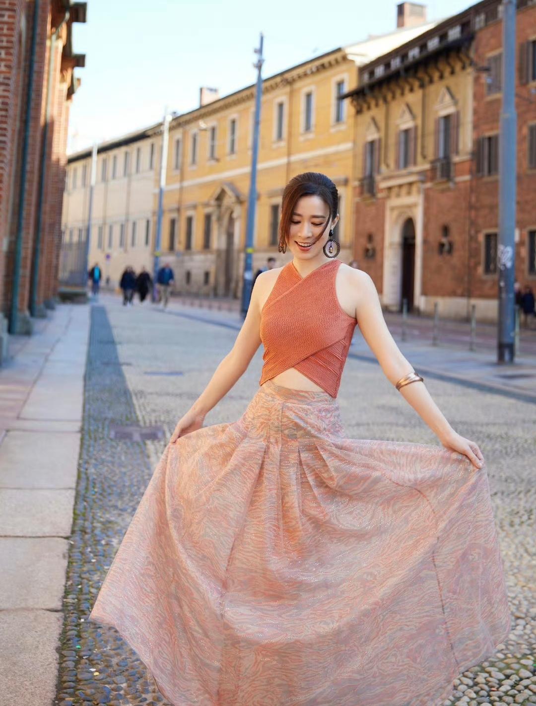 你说奇怪不奇怪？今晚全香港最开心的人是她，最不开心的人也是她——佘诗曼。

这晚