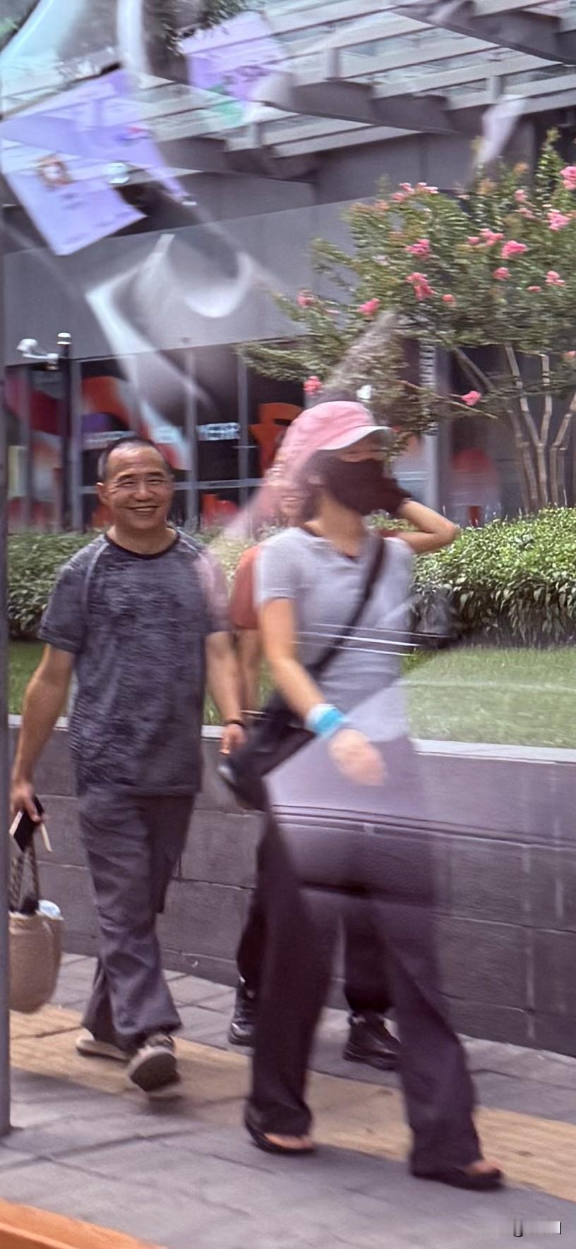 今日分享随手拍照片大叔这笑容一看就是发自内心的。你看他笑的那么开心，肯定是有好事