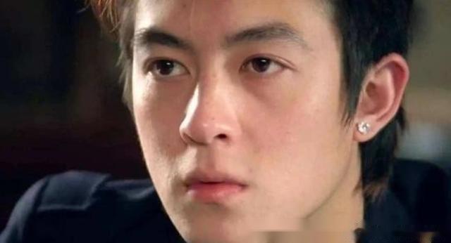 2016年，陈冠希突然发文痛斥林志玲：“这个女人实在太丑了，闻起来就像一坨shi