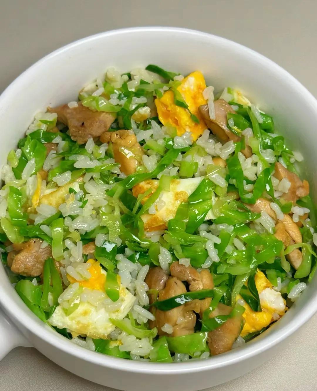 自己做饭又卫生又实惠
鸡腿包菜鸡蛋拌饭
比米村的拌饭好吃多了
关键材料都是现买的