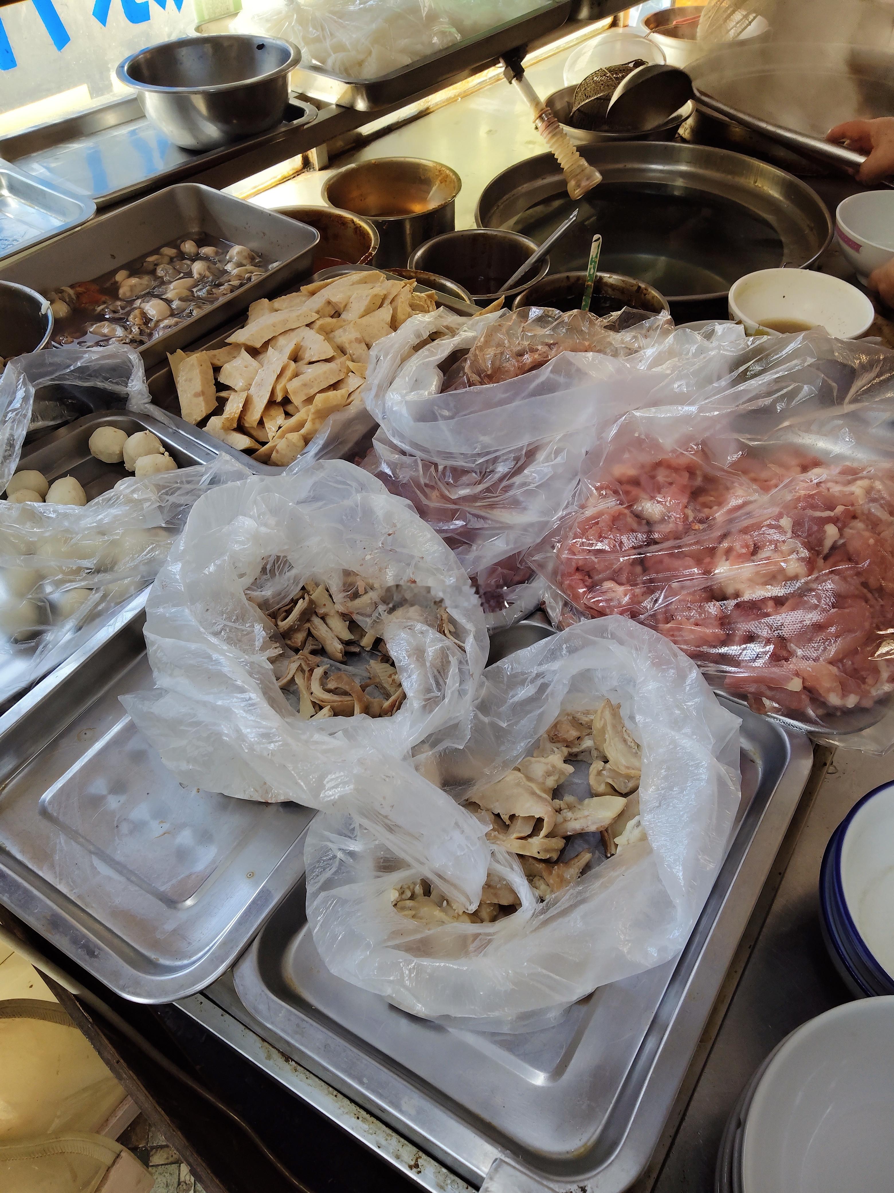 松园里面除了榕松粿条面之外，还有一家无名的店，也是开了很多年，是一个慈祥的老姨在