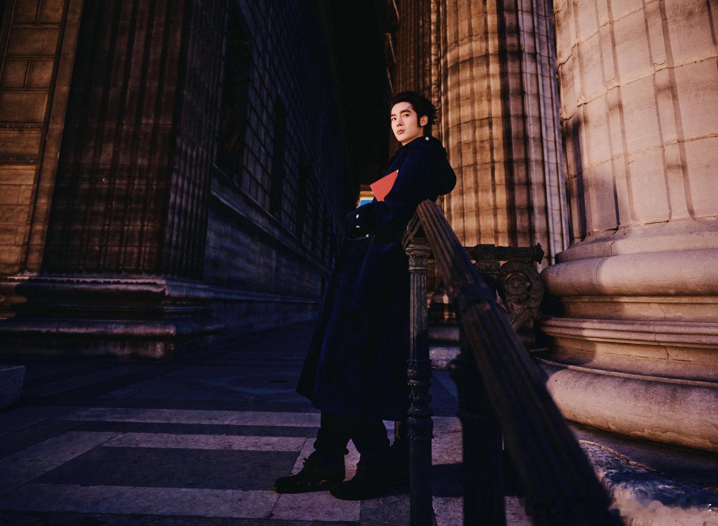 于适今晚 DIOR大秀 造型出图，好像爱情电影的海报 