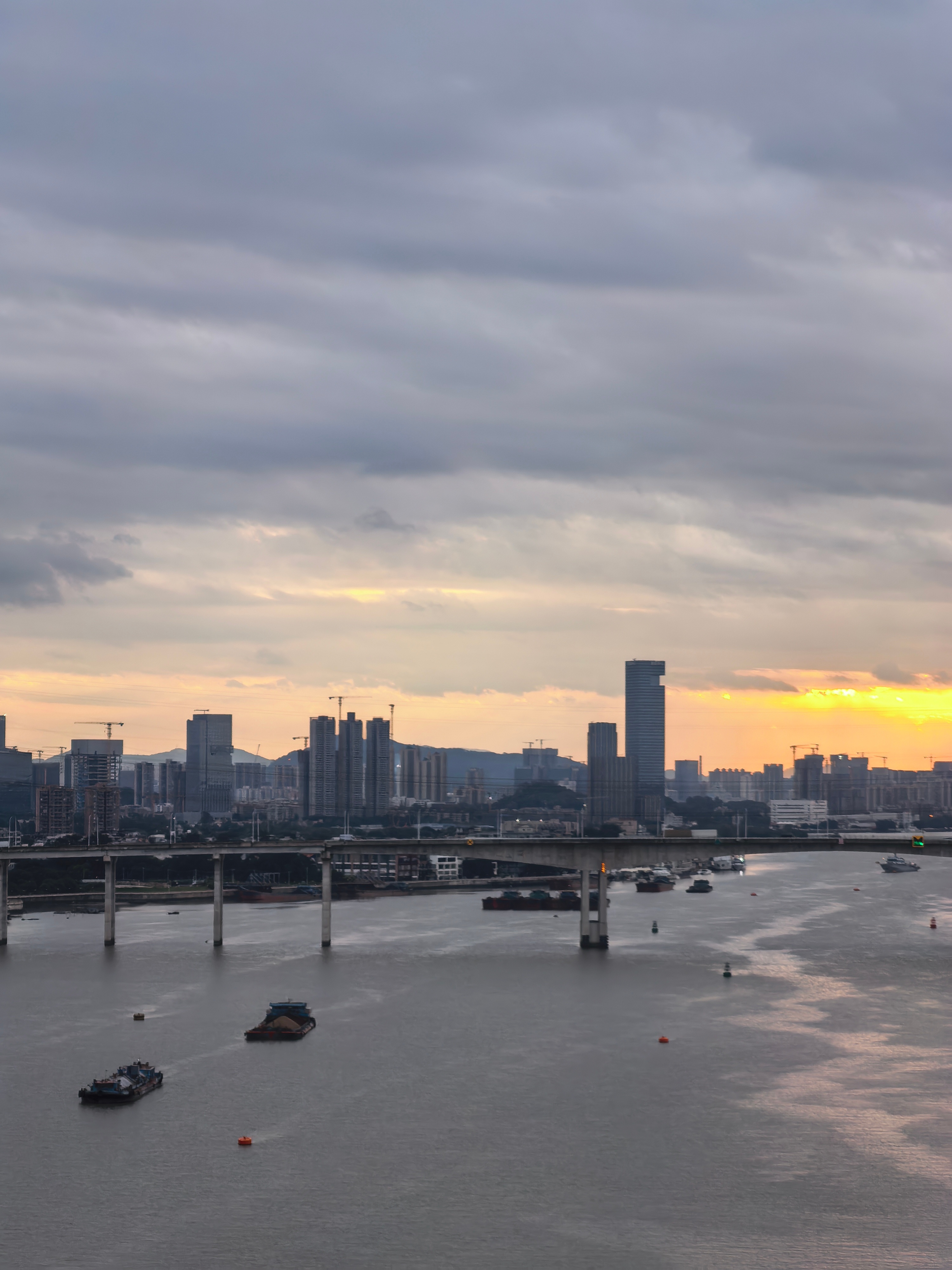 广州的朋友们早呀～见过凌晨5点48分26秒的太阳吗[坏笑] ​​​