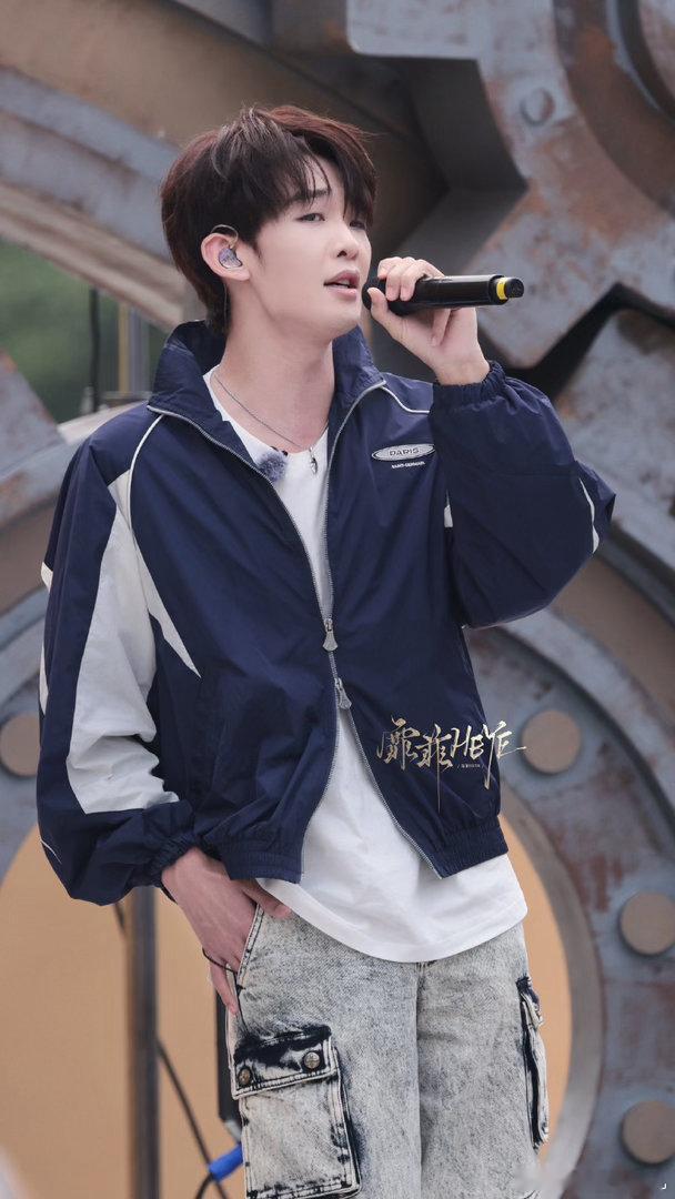 王赫野的脸怎么红成这样王赫野直播脸怎么红成这样 王赫野这脸红名场面我能记好久。就