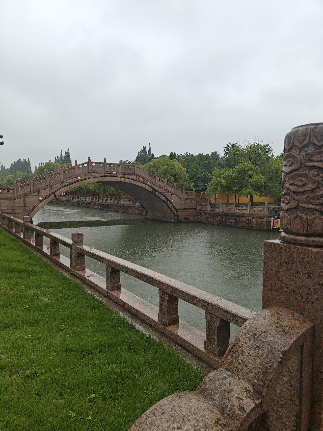 雨天的西园寺，没有猫，没有网红，只有不扫兴的游客。

一碗素面，几种浇头。
笋、