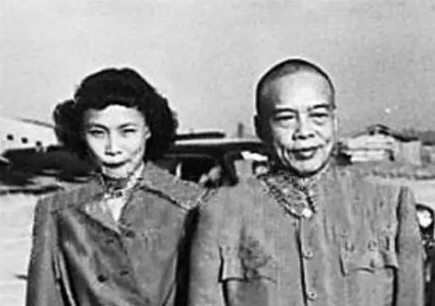 1918年，莫秀英结婚6年不能生育，被丈夫赶出家门。无路可去时，被一名年轻军官看