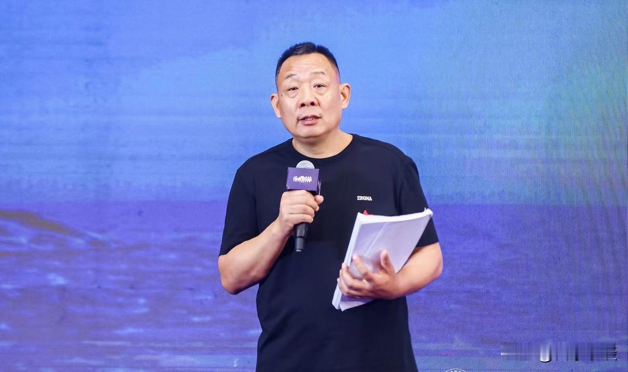 于东来把超市做到了行业的天花板，是把所有的民企得罪光：

1、高工资、高福利。胖