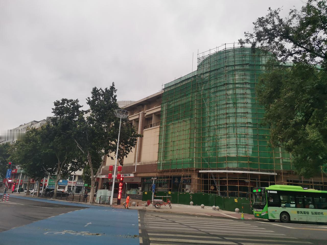 邢台西门里五道口的老楼开始装修了。真没想到，一个黄金地段的商业大楼会搁置许多年，