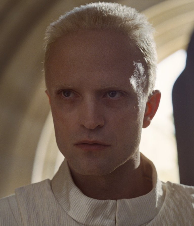 WOK！差点没认出来这个罗伯特·帕丁森，本片中饰演反派斯凯特尔，装造挺带感！！！