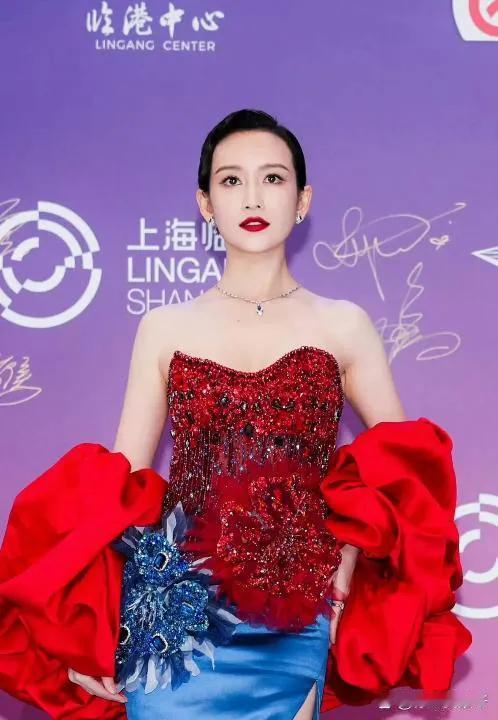 生完孩的王鸥，一样如花般绽放。
从小受苦后的王鸥，靠自己活出一片天。尽管婚姻不顺