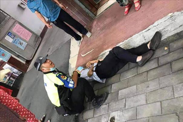 不讹你讹谁？男子是商店老板，早上开门时，一个大爷路过时在店门口不小心摔倒，男子刚