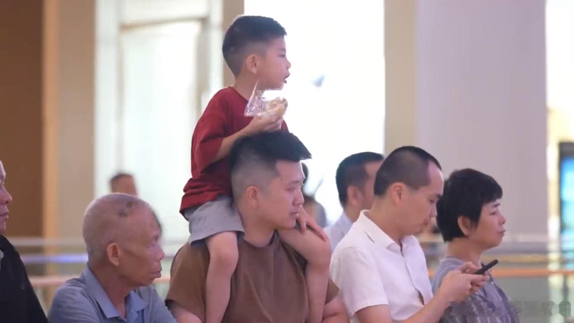 广东人的社交暗号是唱歌 饭局结束直奔KTV是广东聚会的固定流程，开场互相谦让，几