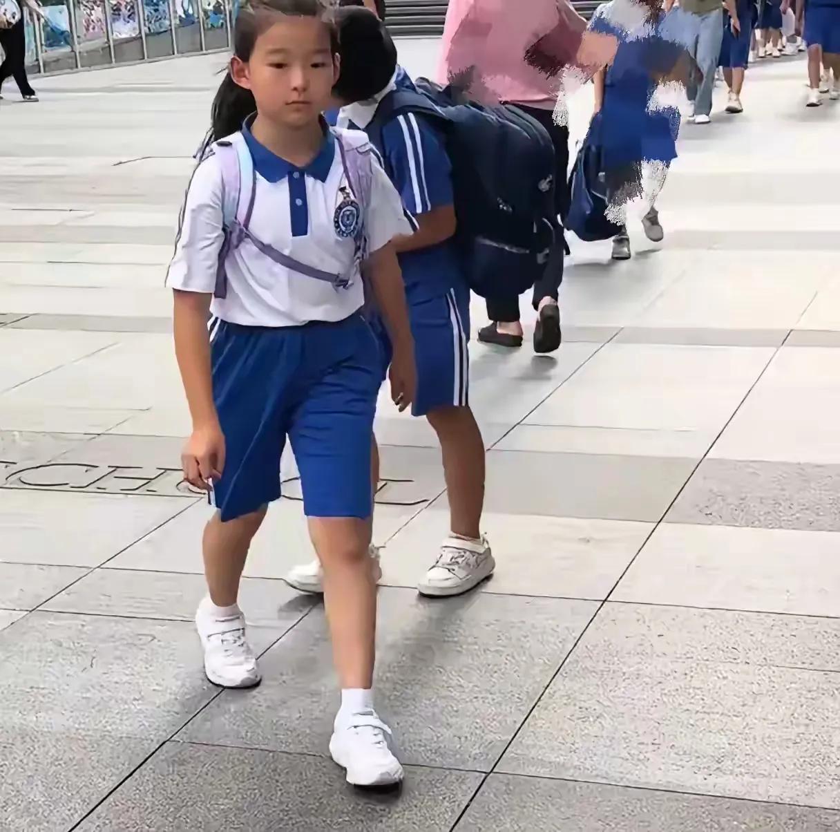 深圳的小学生上学不戴红领巾的吗？
谢老头的小女儿应该是很优秀的，读二年级了，应该