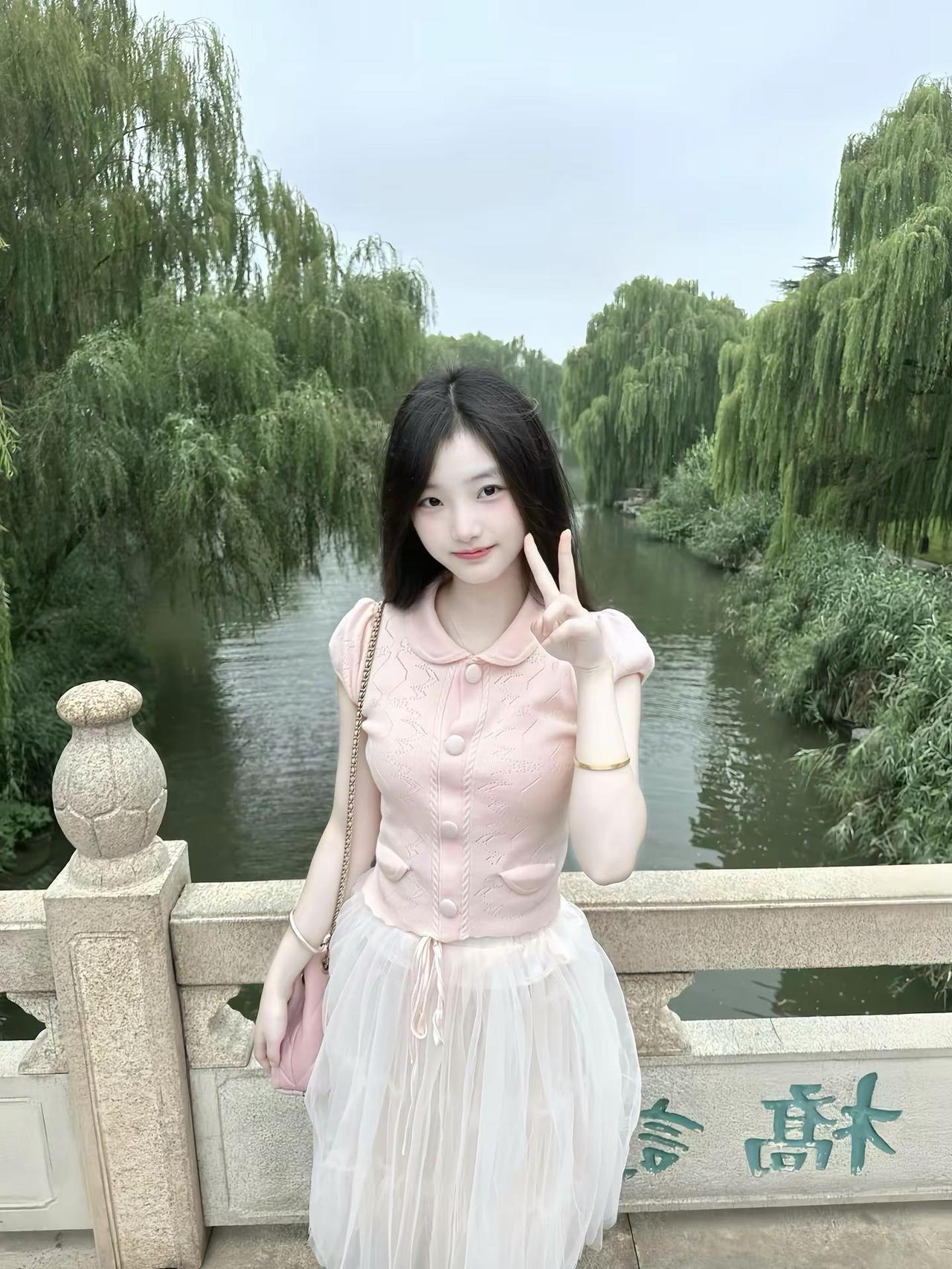 荫浓烟柳藏莺语满楼 醉舫湖天我用力挥手。