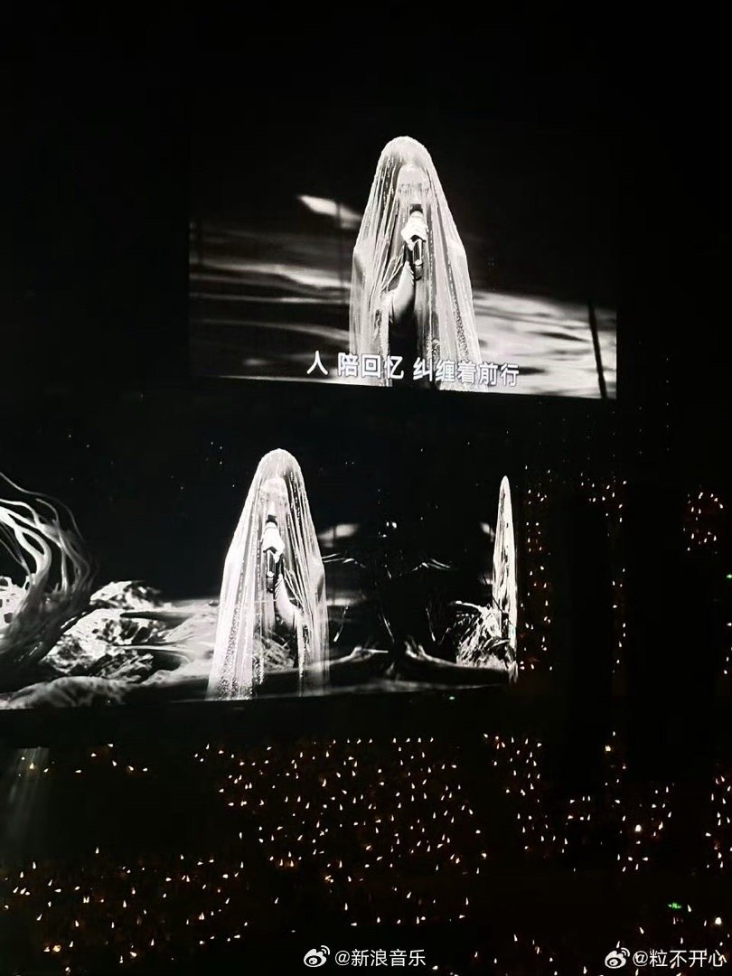 单依纯深圳演唱会泪洒现场单依纯深圳演唱会哭了 单依纯唱到一半突然停下来，背对观众