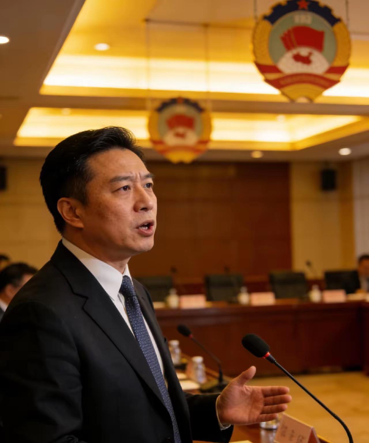 十分认同孔记者的观点！外国记者来华采访，连中文都不懂还需专人翻译，既不尊重翻译的