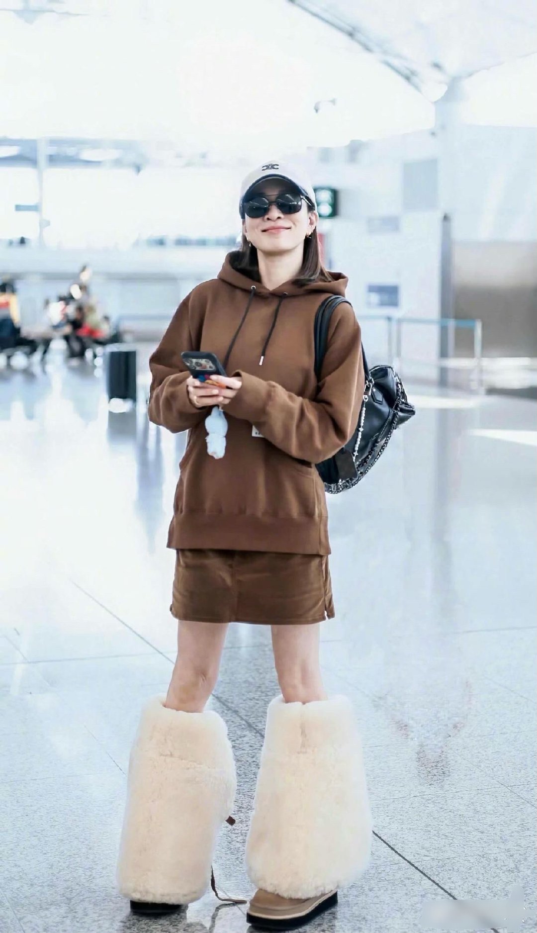 佘诗曼的靴子看起来好浮夸啊，不过看着是真保暖。看靴筒的皮毛是翻下来的，这是不是还