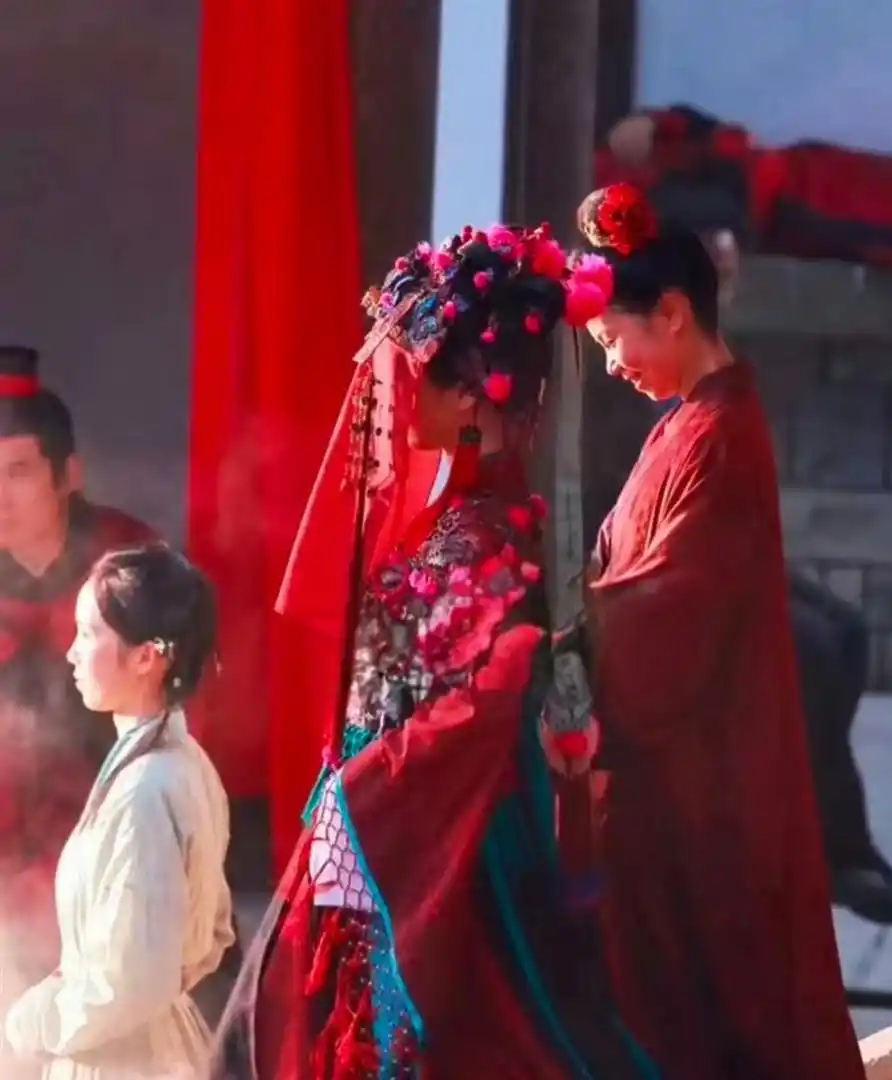 虞书欣《念相思》暗黑大婚路透曝光 氛围感直接拉满 