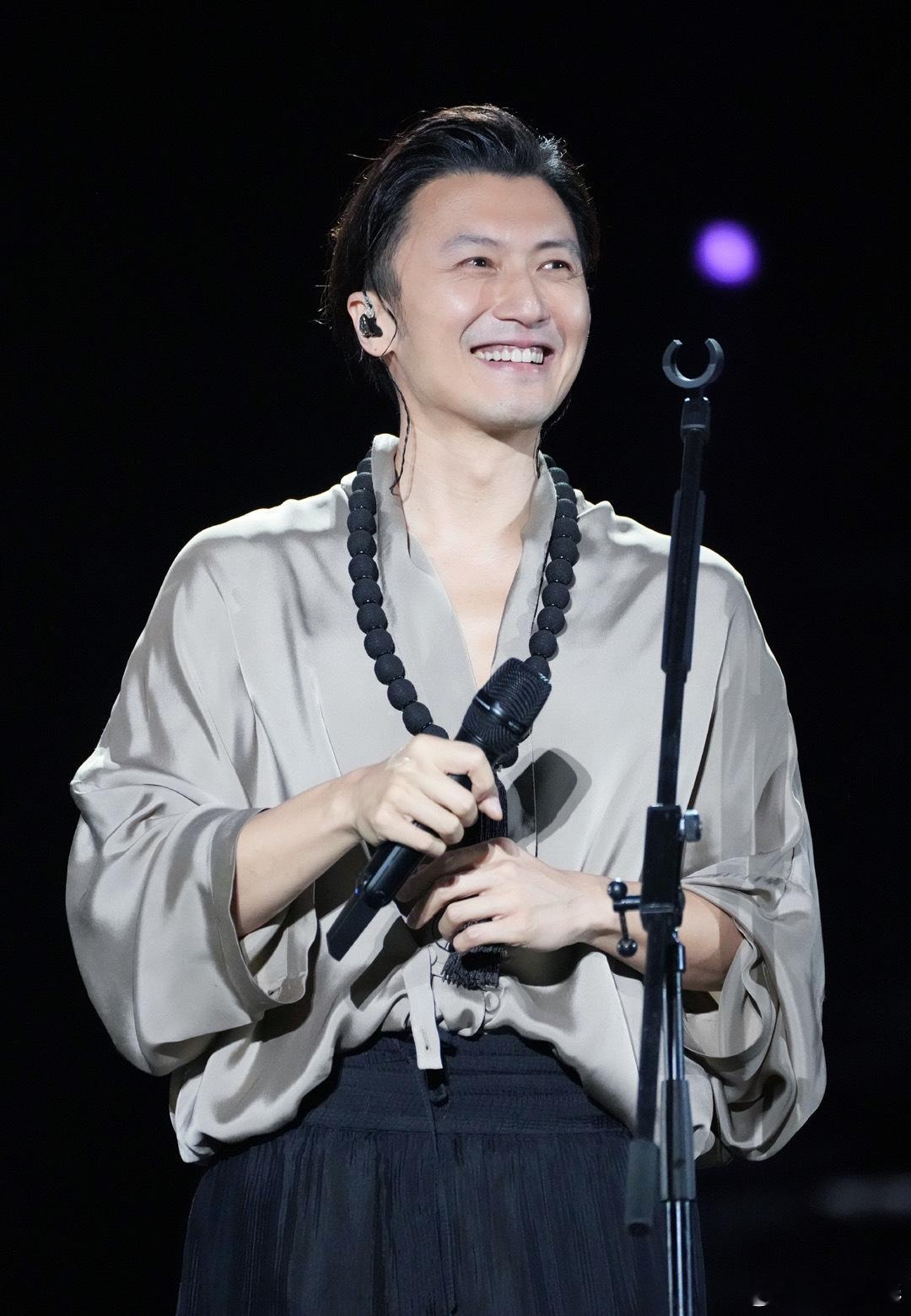 #谢霆锋花期好长#谢霆锋 谁让你这么穿衬衫的？都不会老的吗？还是那么帅啊！小时候