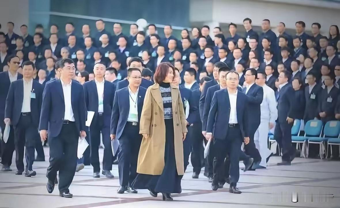 董明珠这一次，要被打工人狠狠记住了。

​她在央视采访时说，普通员工不用谈奉献，