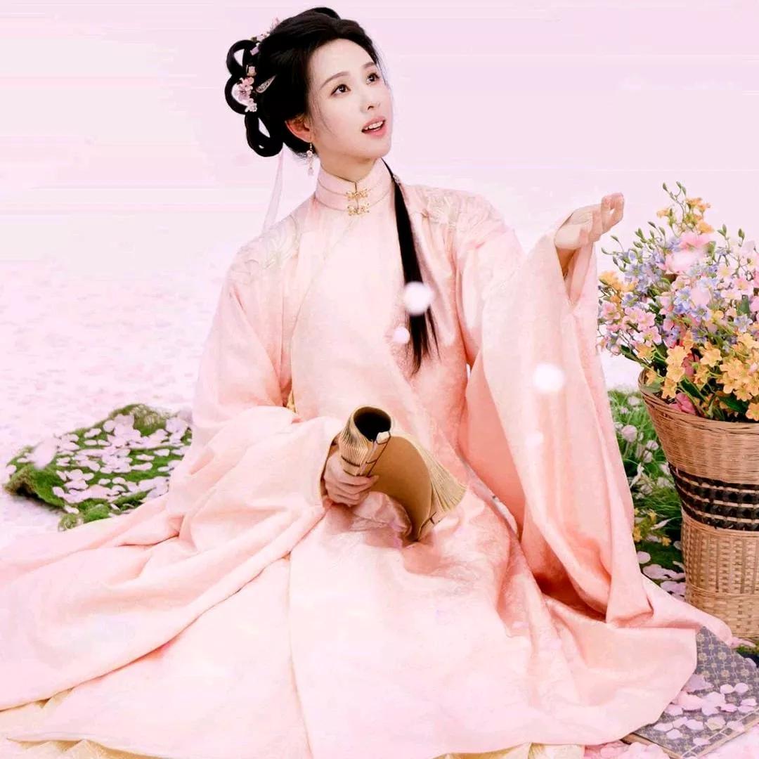 古风少女在花海中优雅吹笛，梦幻粉色调，美不胜收！