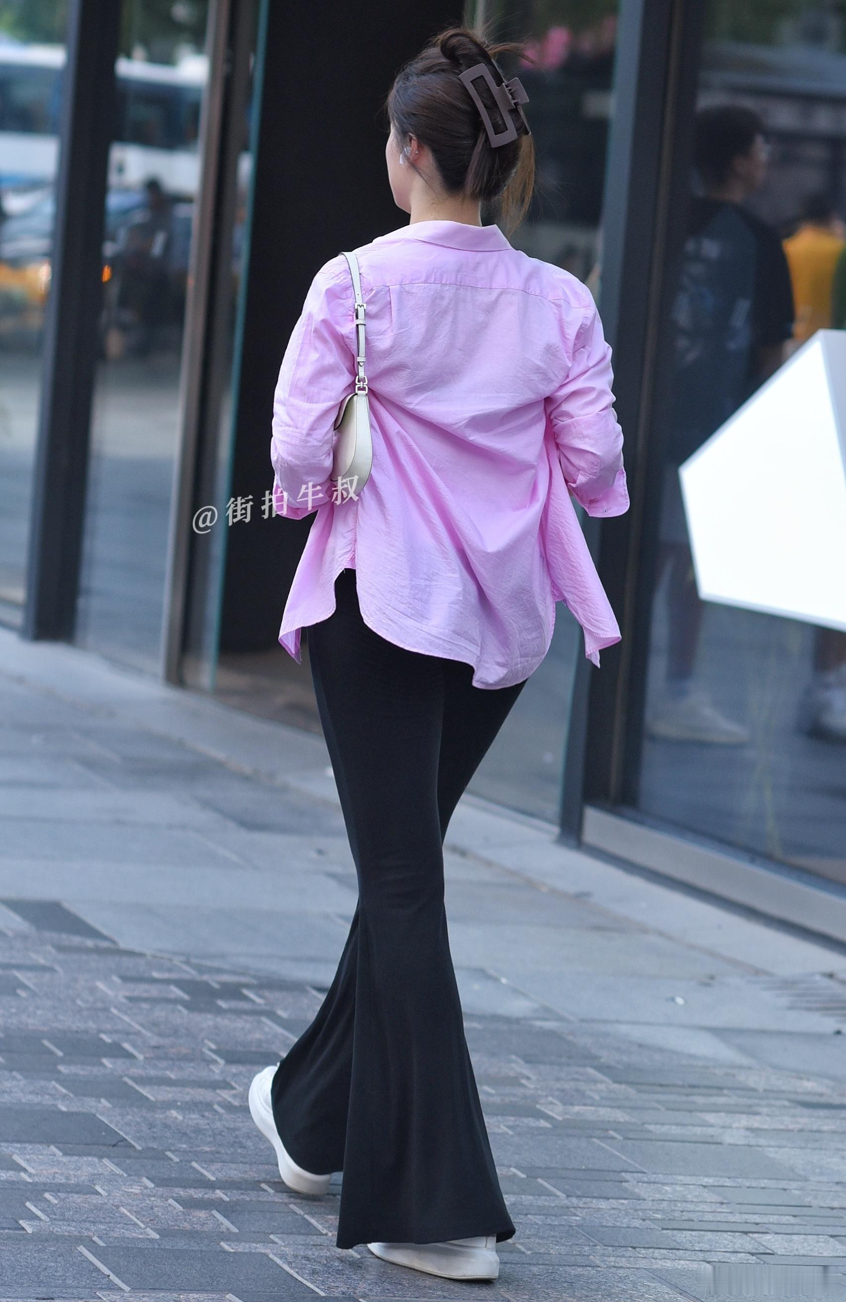 漂亮的衬衫喇叭裤 