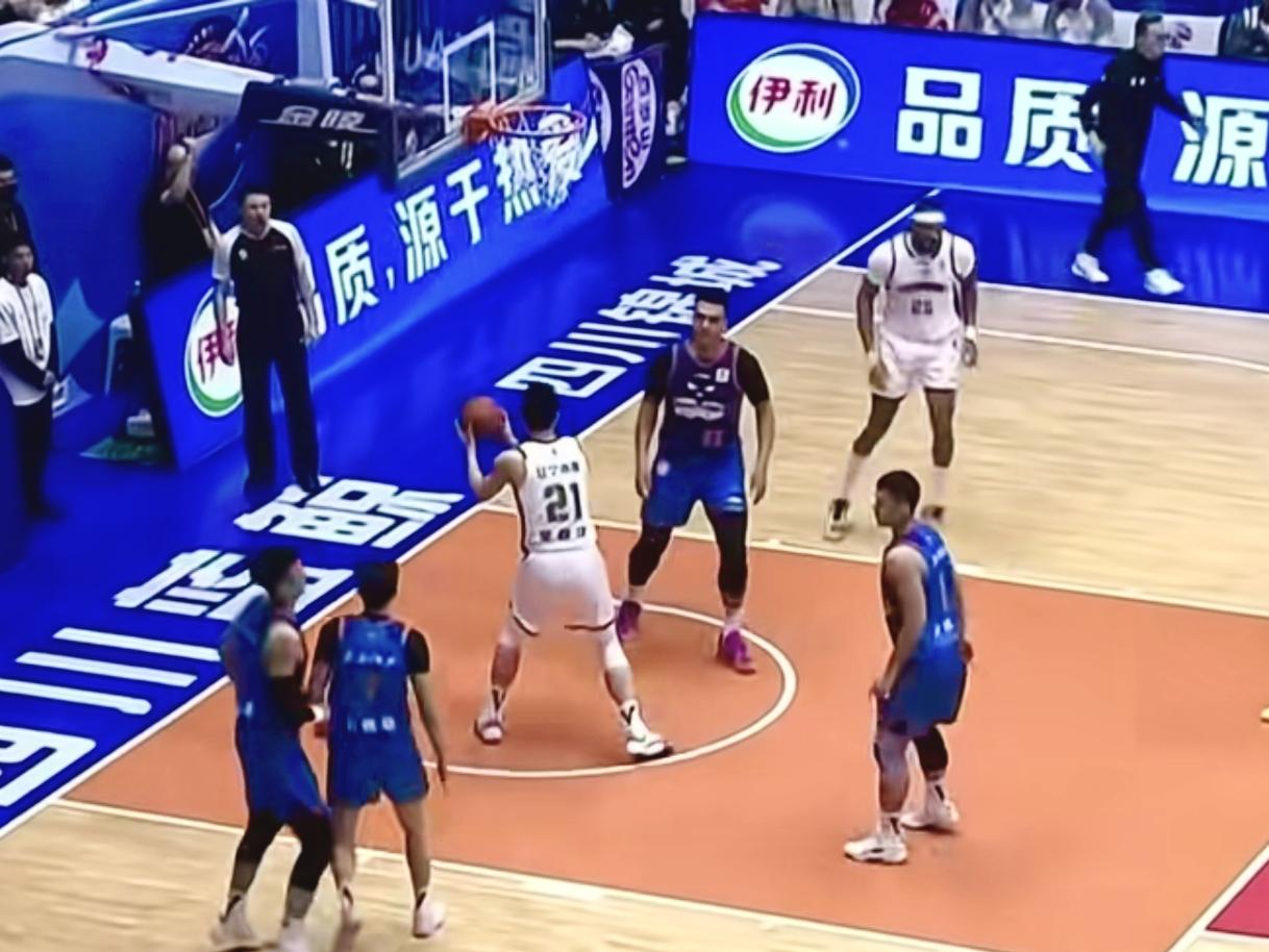 辽宁昨晚打出本赛季最漂亮战绩，同时展现四连冠辉煌底蕴来


北京时间12月28日