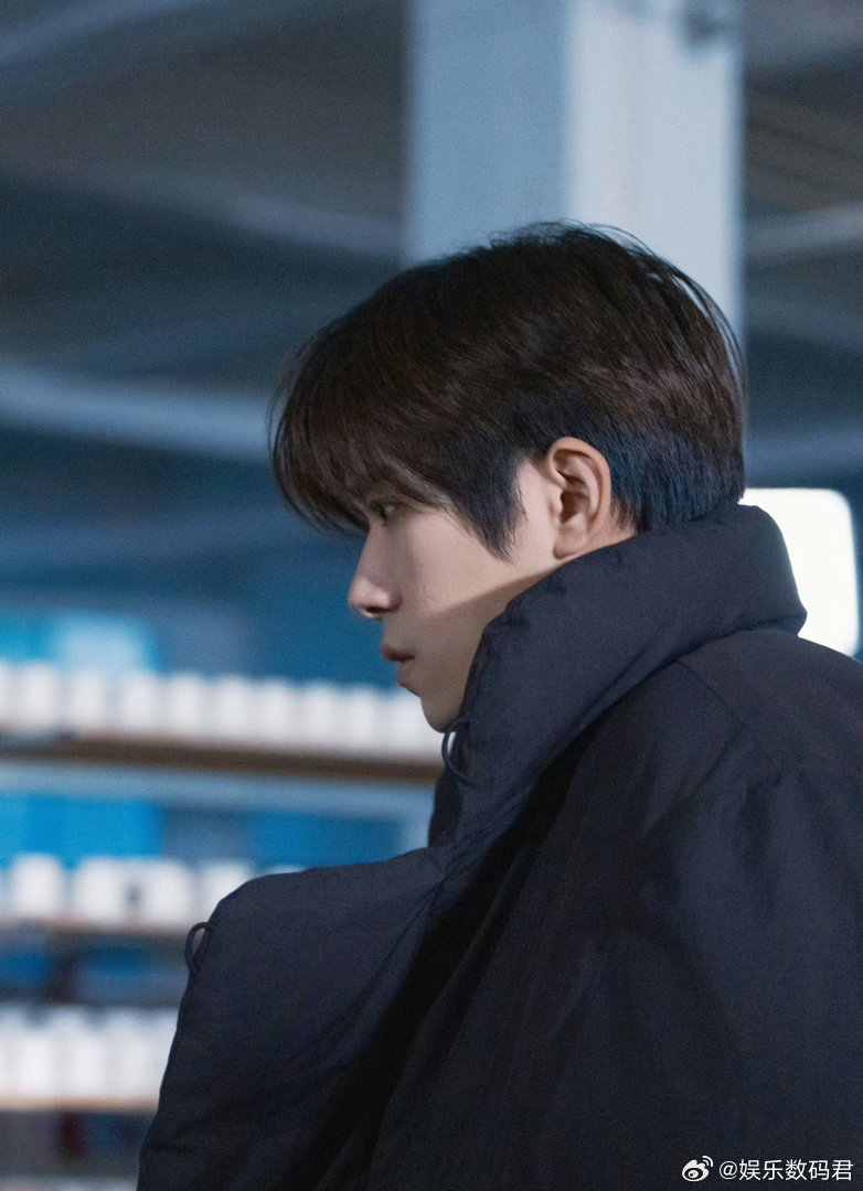 易烊千玺春日限定花絮 感觉他拍花絮的时候心情应该不错，整个人都是舒展的，看着我也