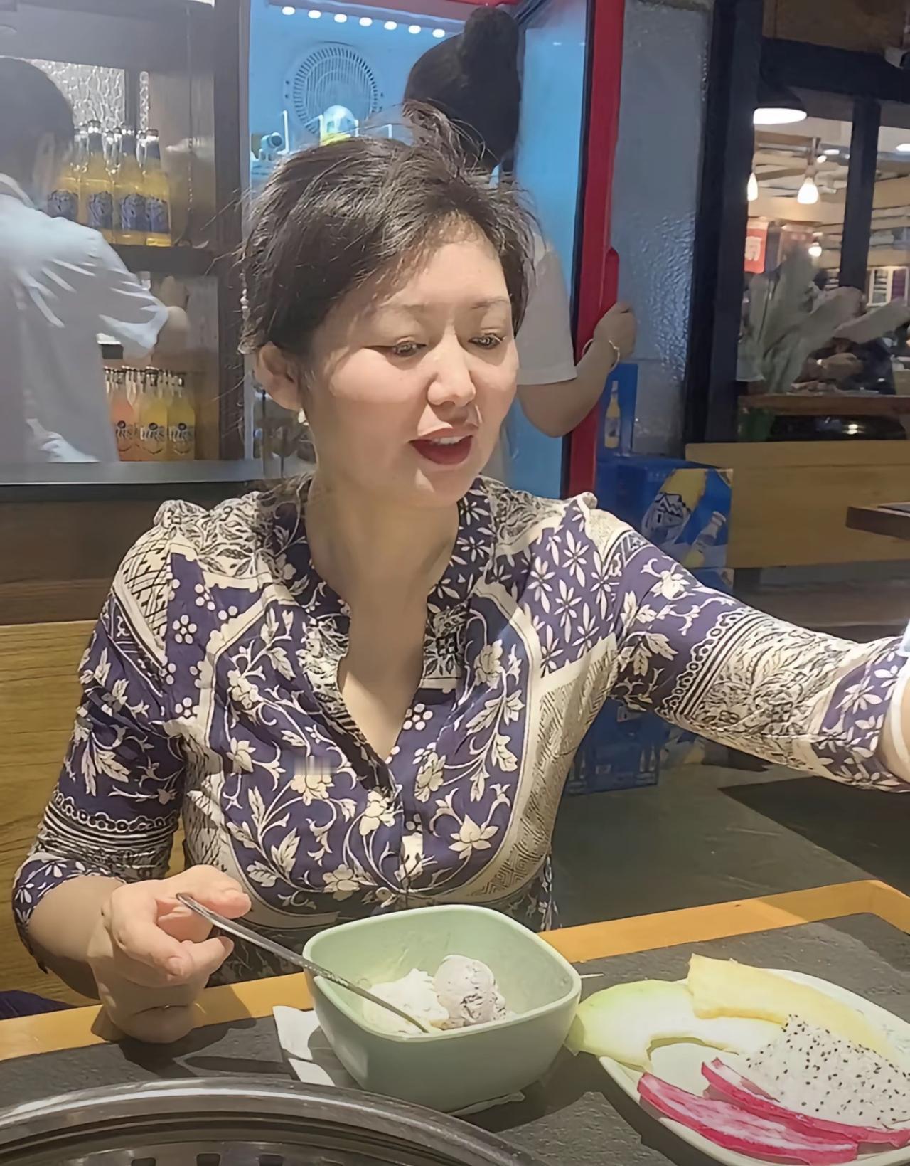 这个姨姨给我说：一个月十万让我去她家做饭，我要不要去？