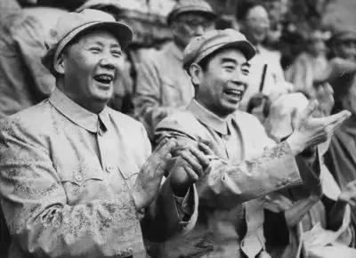 毛泽东同志曾经表扬周恩来同志有三大过人之处：一是面对敌人英勇无畏；二是对待工作勤