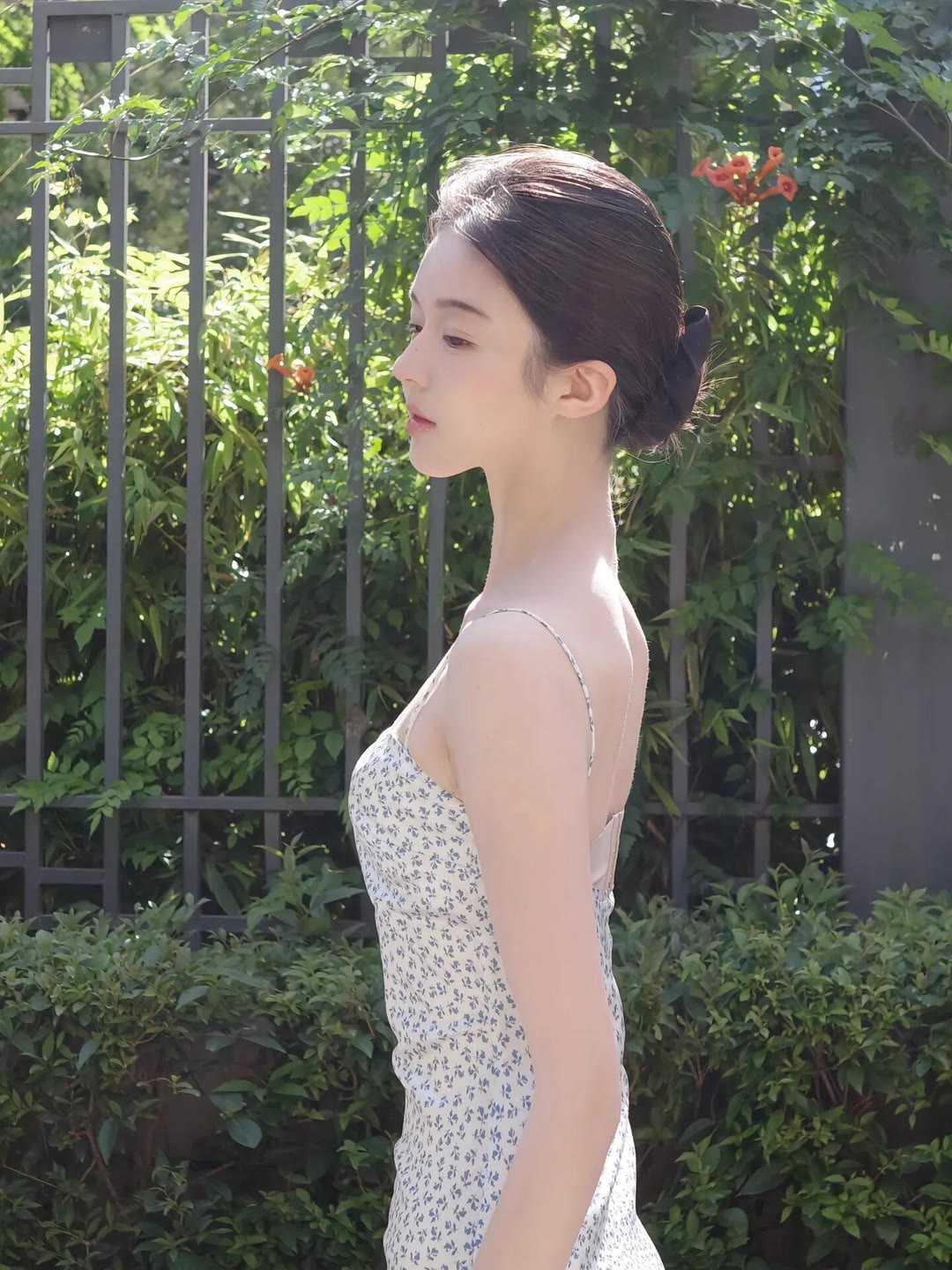 夏日清新碎花吊带裙，温柔氛围感直接拉满。淡雅蓝碎花底色清爽耐看，修身版型勾勒曼妙