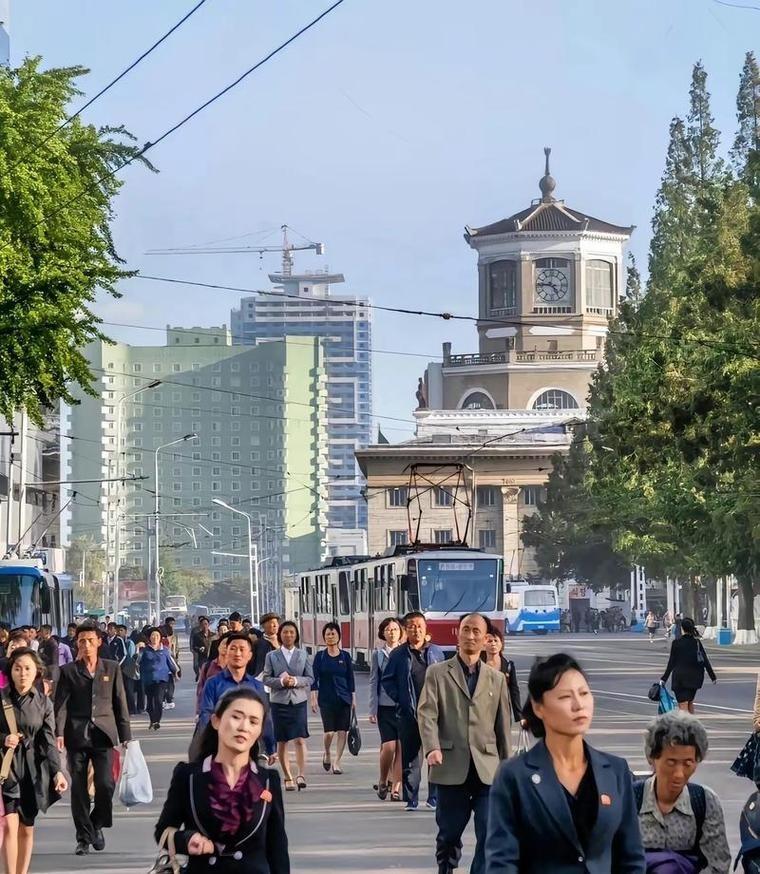 平壤街头，印着西里尔字母的俄罗斯啤酒摆上货架，冷冻猪副产品塞满冷柜，菜籽油和烟草