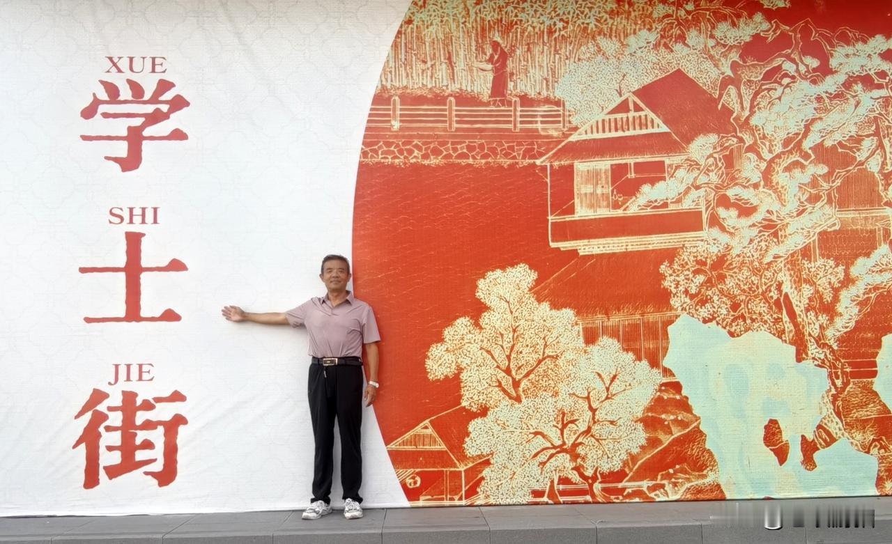 学士街位于苏州市姑苏区西部，南起胥门内大街连接百花洲，北至景德路与吴趋坊相接，整
