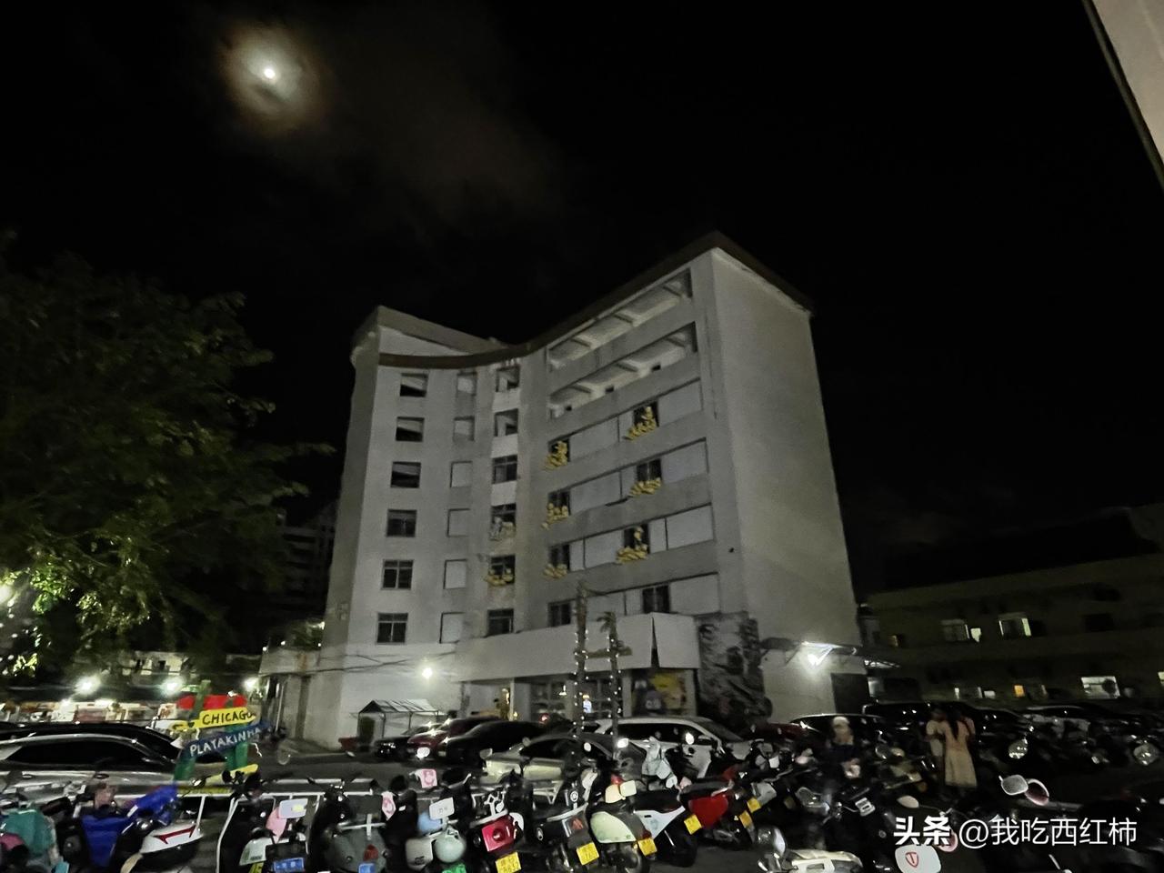 一栋诡异的楼
今晚坐电动车去超市，快到超市时抬头看了一眼，发现这栋楼窗口一袋一袋