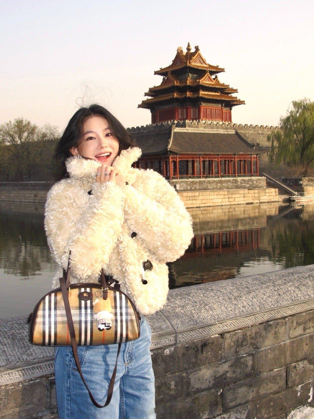 在什刹海飞沙走石🫵🏻回北京待了两天，落地第一件事就是去吃了李串串！晚上去了B