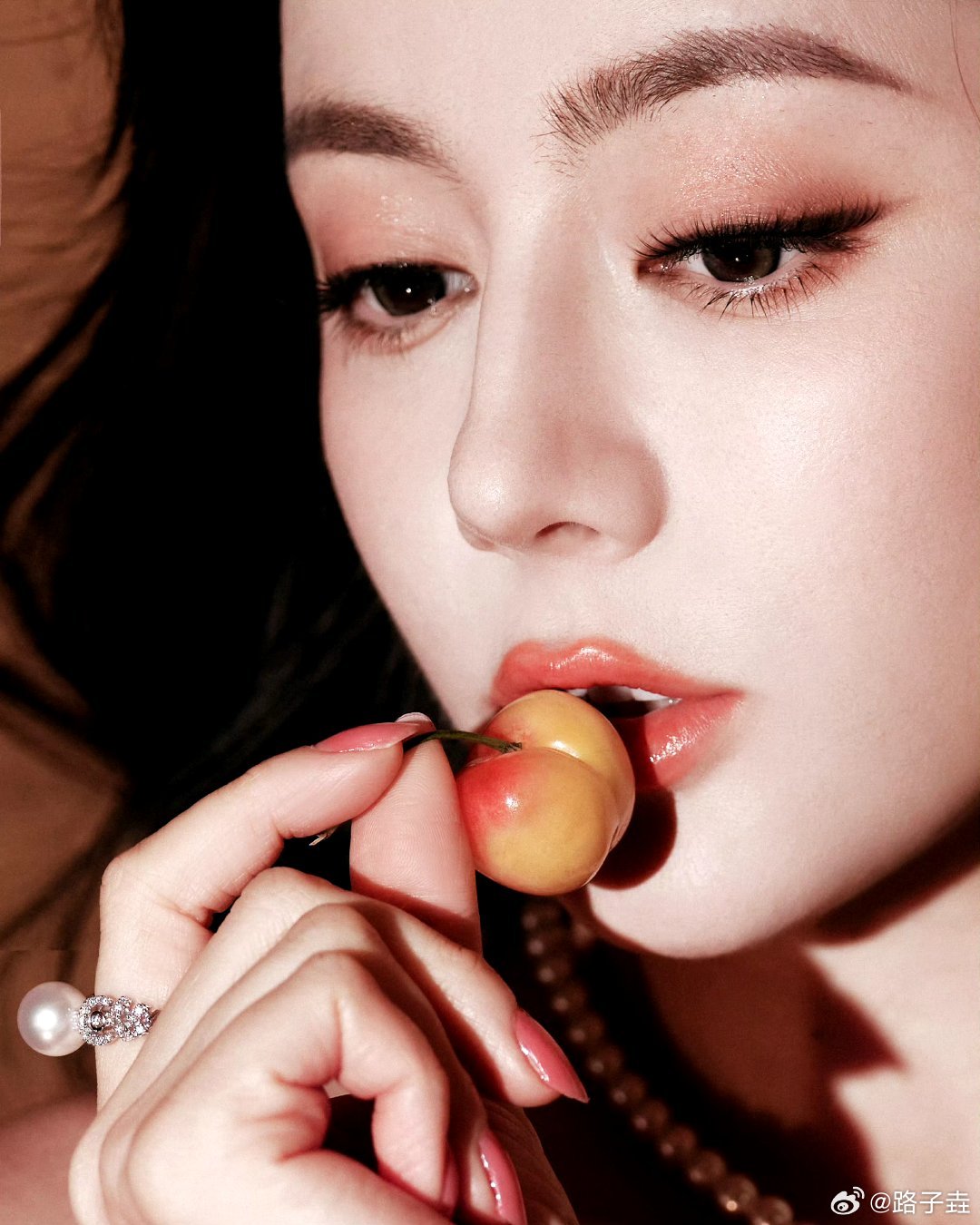 迪丽热巴吻樱桃谁不想做姐姐的小樱桃🍒迪丽热巴