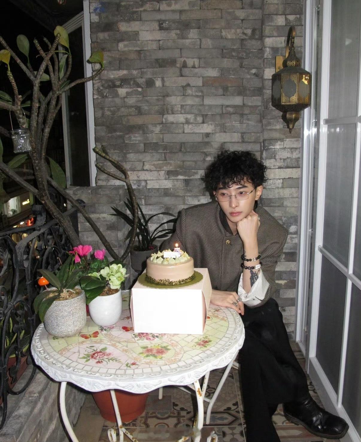 恩利生日晒庾澄庆米粒合照 不得不服伊能静的育儿观。儿子生日派对，她切完蛋糕就主动