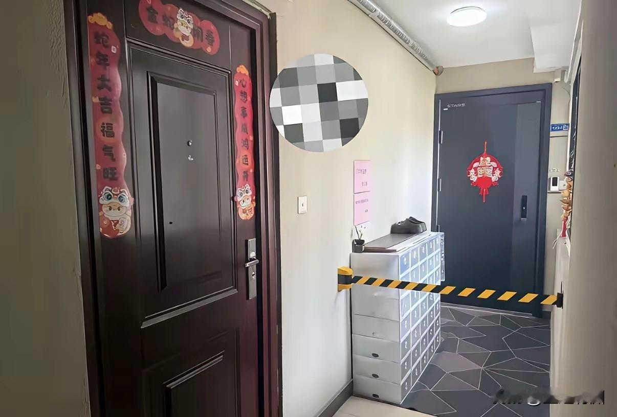 邻居处成这样也没什么话可说了，就为一个公共区域能多占点空间，邻居搞得不可开交。一