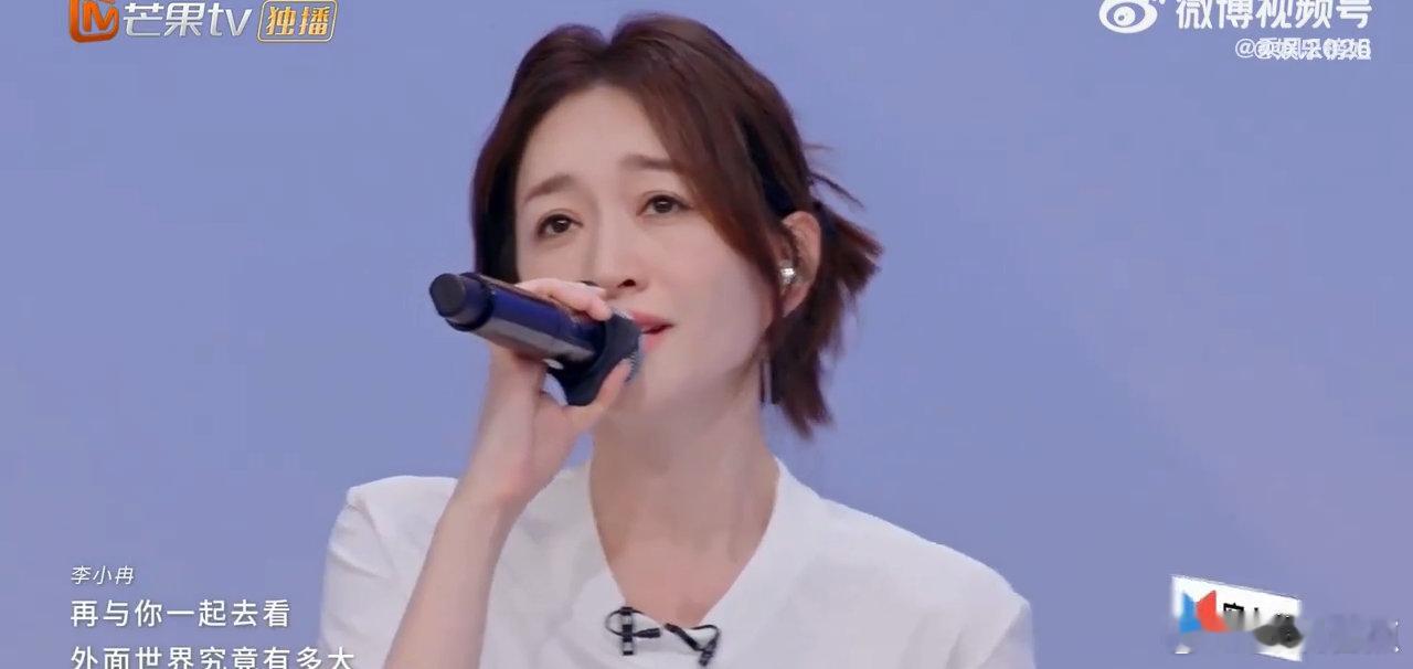 王濛看李小冉二公小考的表情养成系快乐被王濛完美诠释，看着李小冉舞台越唱越好，嘴角