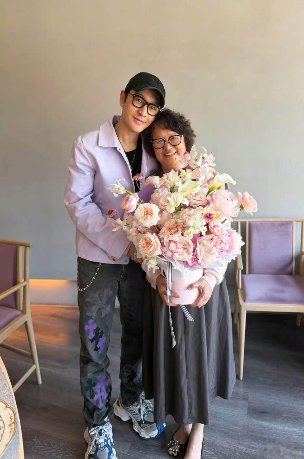 黄晓明母亲节发与妈妈合照不管走多远母爱始终相随，黄晓明暖心同框，致敬伟大平凡母爱