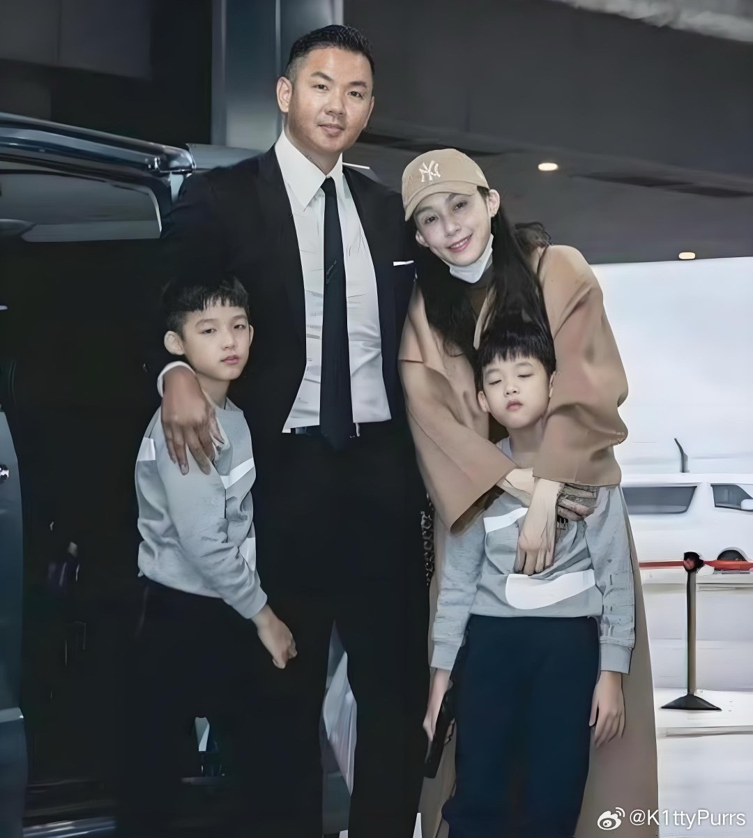 陈建州这人一直是谜一般的存在，他年轻的时候先是追小S，然后成了大S的男朋友，两人