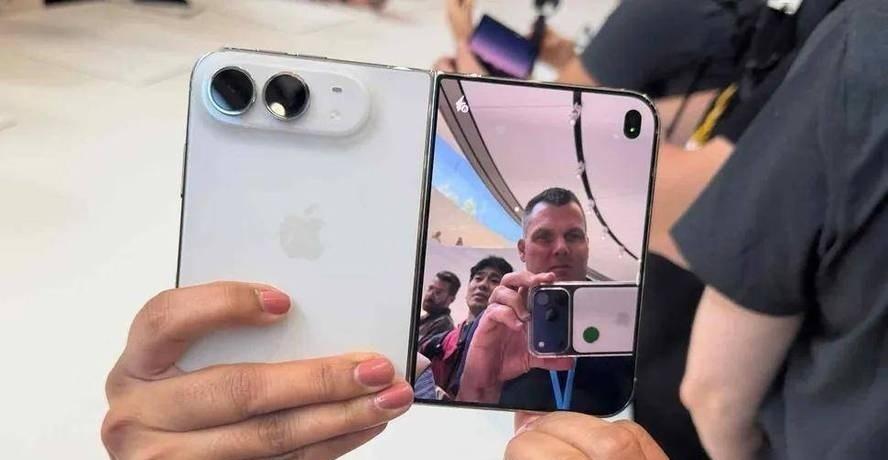 iPhone Duo当主力机，卡的不是性能是习惯。外屏5.4英寸护照比例，微信一