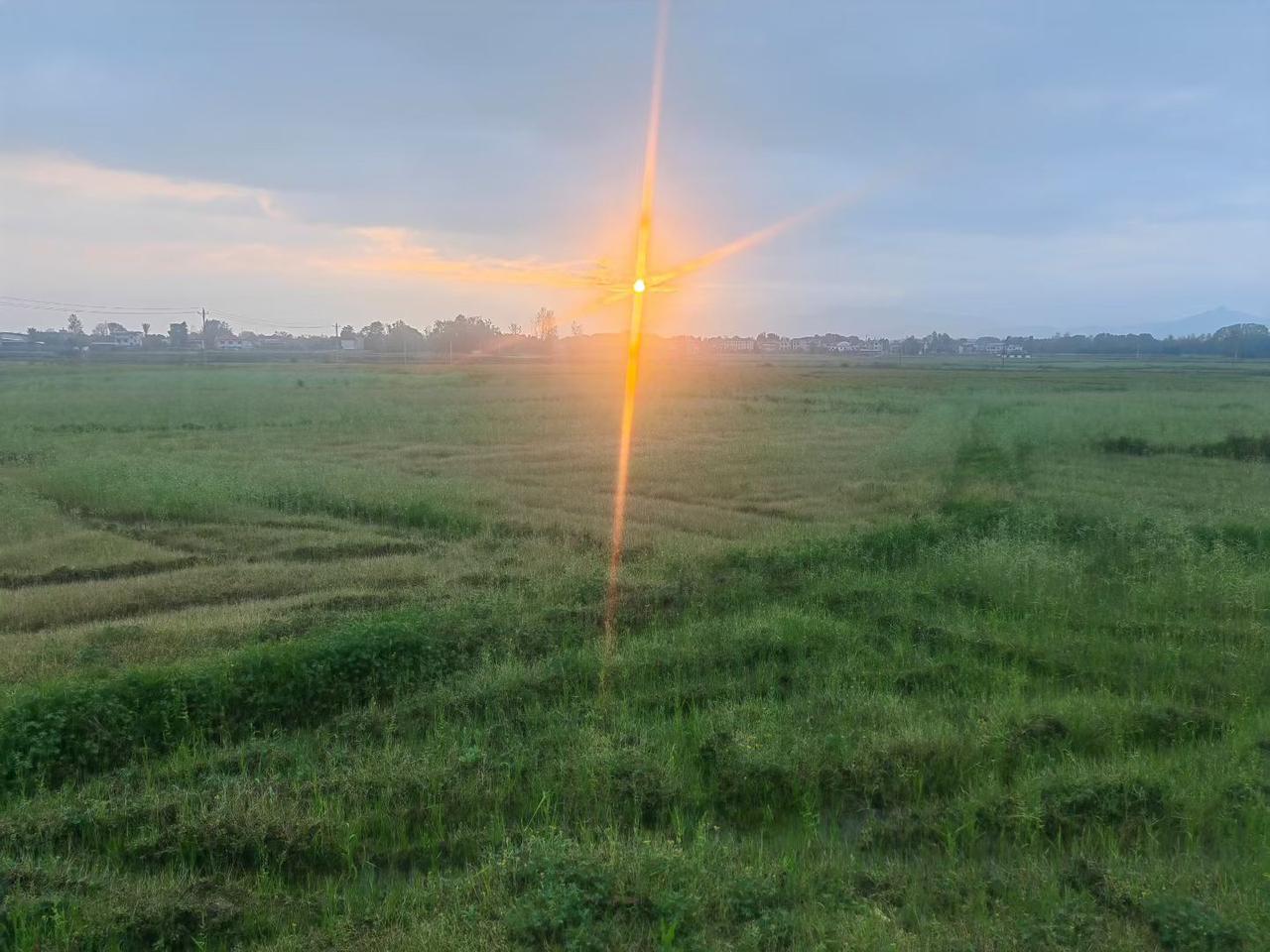 暮色漫过无边田畴，夕阳破开云层，坠成一道十字星芒。
青野万顷，晚风温柔，山野日落
