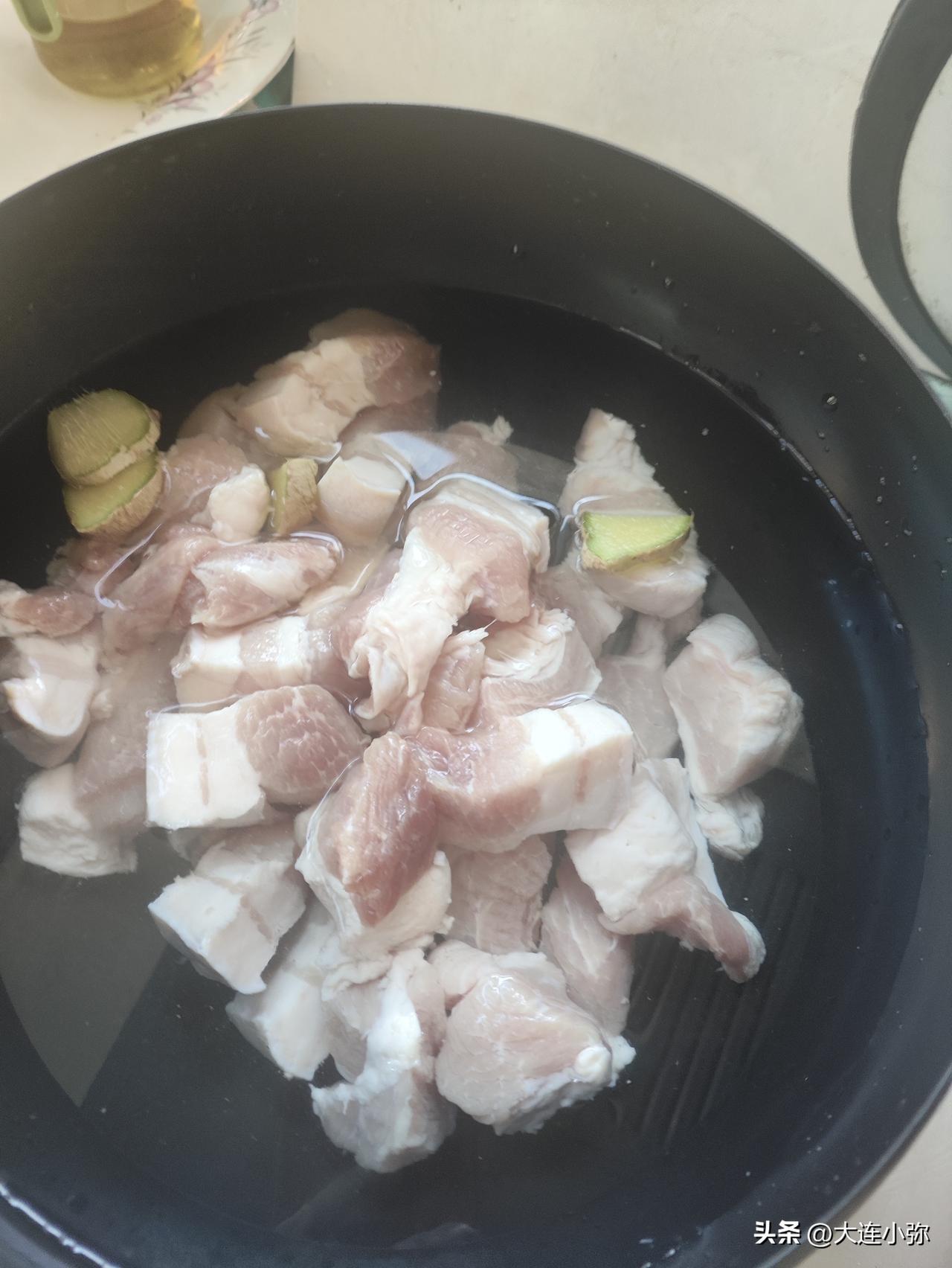 国庆居家团圆宴！新手首做红烧肉，彻底实现螃蟹自由🦀
 
国庆最治愈的幸福，就是
