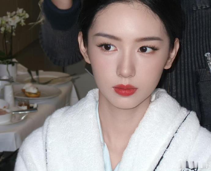 周也这脸真是无敌了，美翻了 ​​​