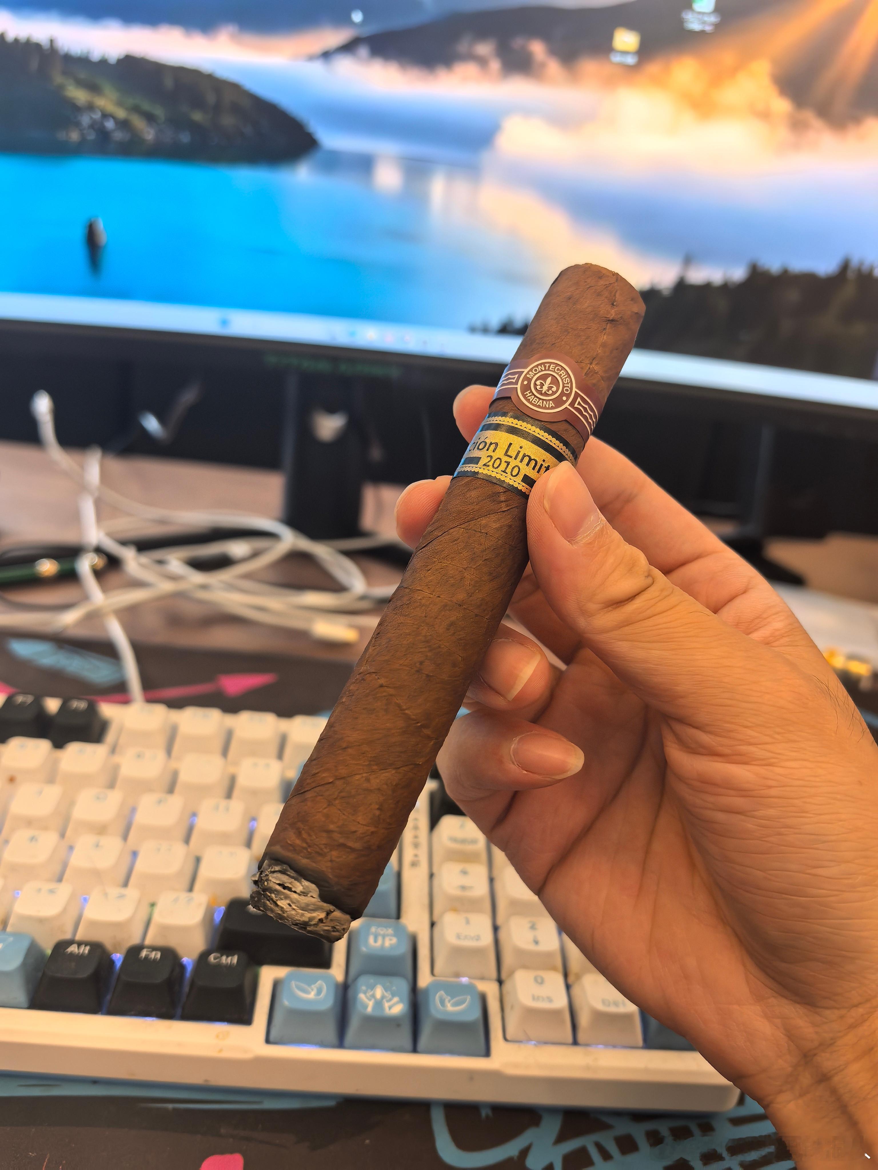 愉快的周末来一只蒙特非常柔顺的香气和我喜欢的刀剑感觉一样柔顺细腻让人舒服 ​​​