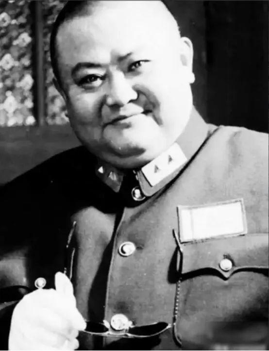 1927年冬，杨森宴请手下师长范绍增，准备趁机将他除掉，范绍增察觉不对，连夜乘坐