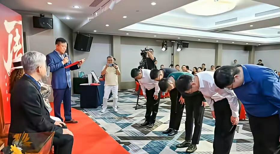 周炜在北京摆收徒仪式，一场收了五个，姜昆带着一帮曲艺圈的都来了，阵仗不小。

说